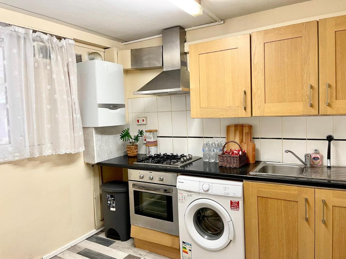 3Br Central London Close Station Bagian luar foto